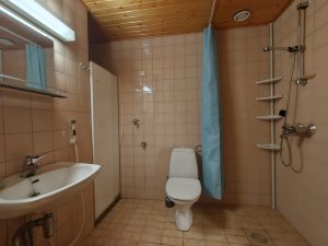 Asunto, remontoimaton kylpyhuone